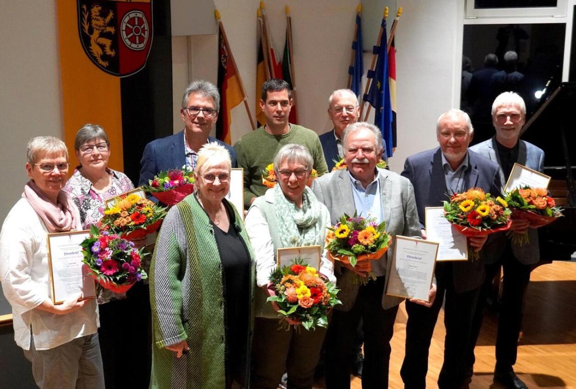 Landrätin Dorothea Schäfer (vordere Reihe, 2.v.l.) verleiht den Ehrenbrief für kulturelles Engagement. Die Geehrten sind: (vordere Reihe von links nach rechts:) Antje Küper, Petra Luckas, Dieter Stiehl, Peter Reiter, Rudi Nowak. (hintere Reihe von links nach rechts:) Helga Achenbach, Reinhold Mai, Rainer Welling, Arnold Palmes.